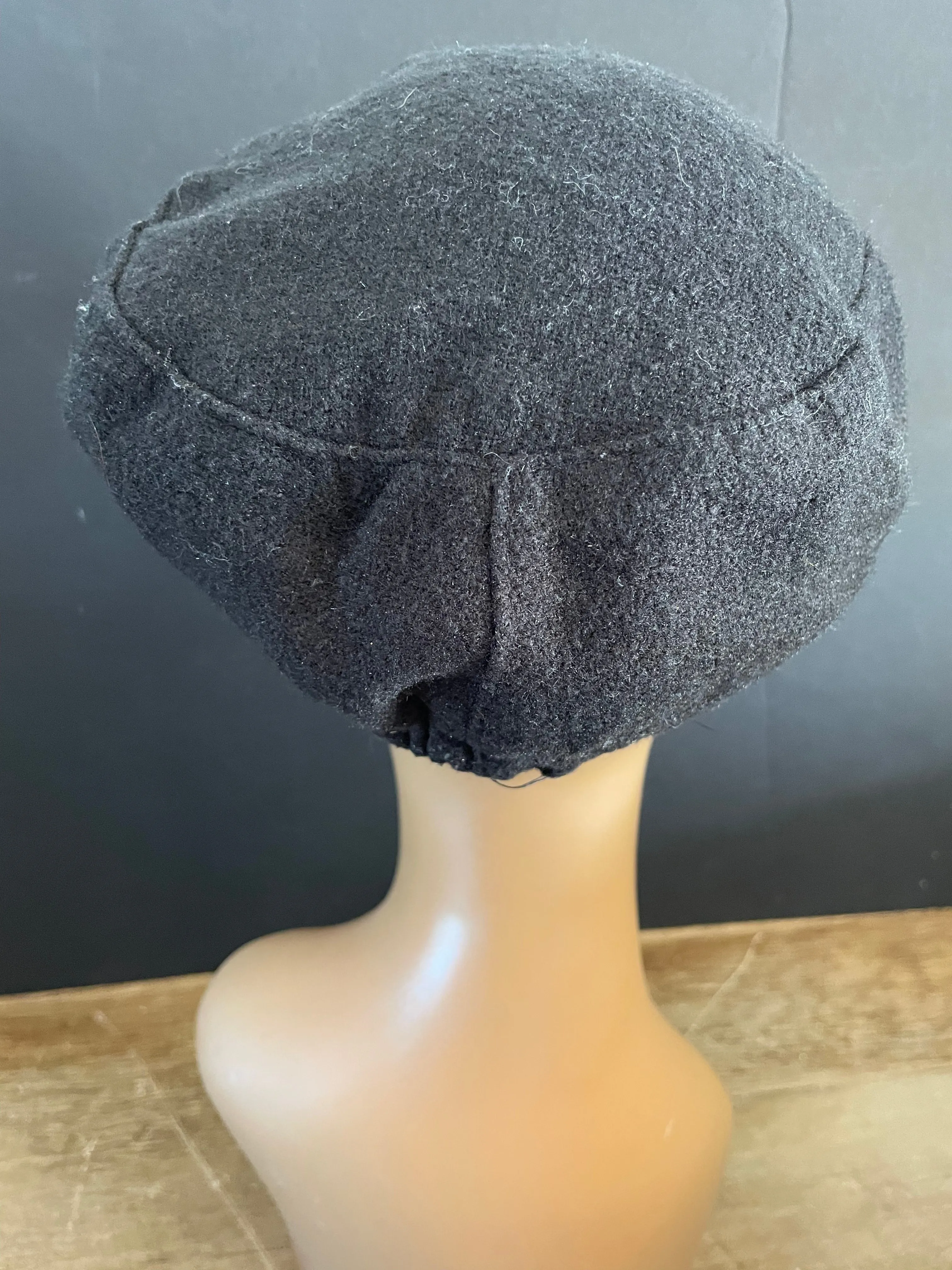 € Womens/Juniors Black Winter Hat Cap with Side Bow & Bill by D&Y One Size Wool Like 100% Acrylic