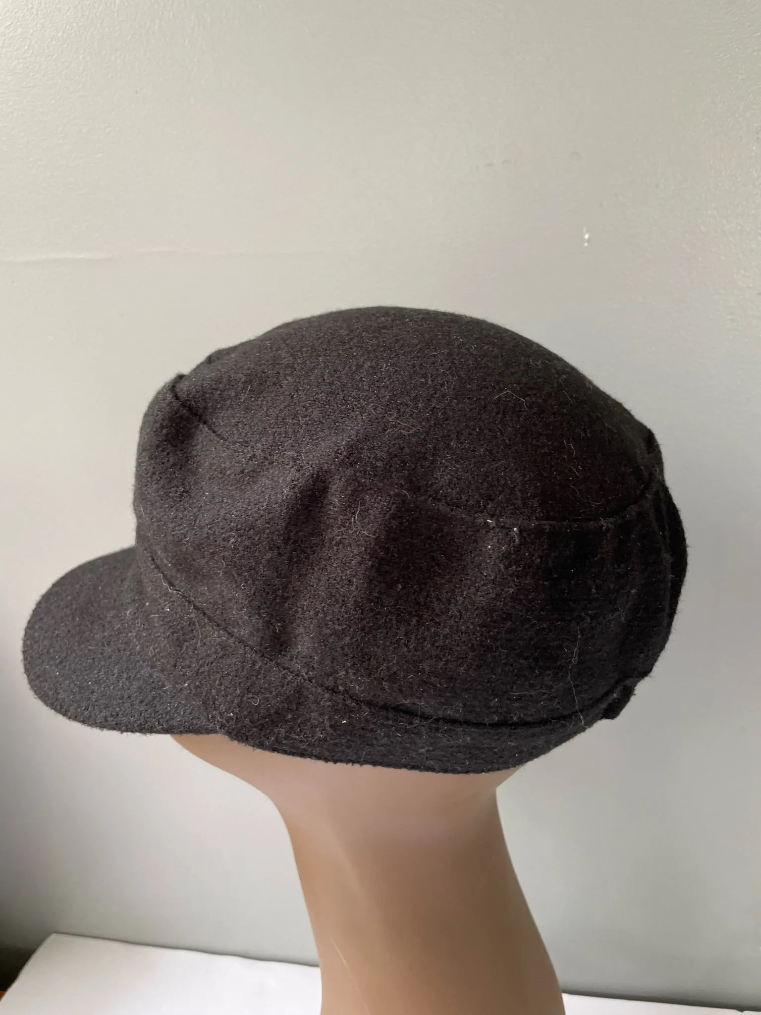 € Womens/Juniors Black Winter Hat Cap with Side Bow & Bill by D&Y One Size Wool Like 100% Acrylic