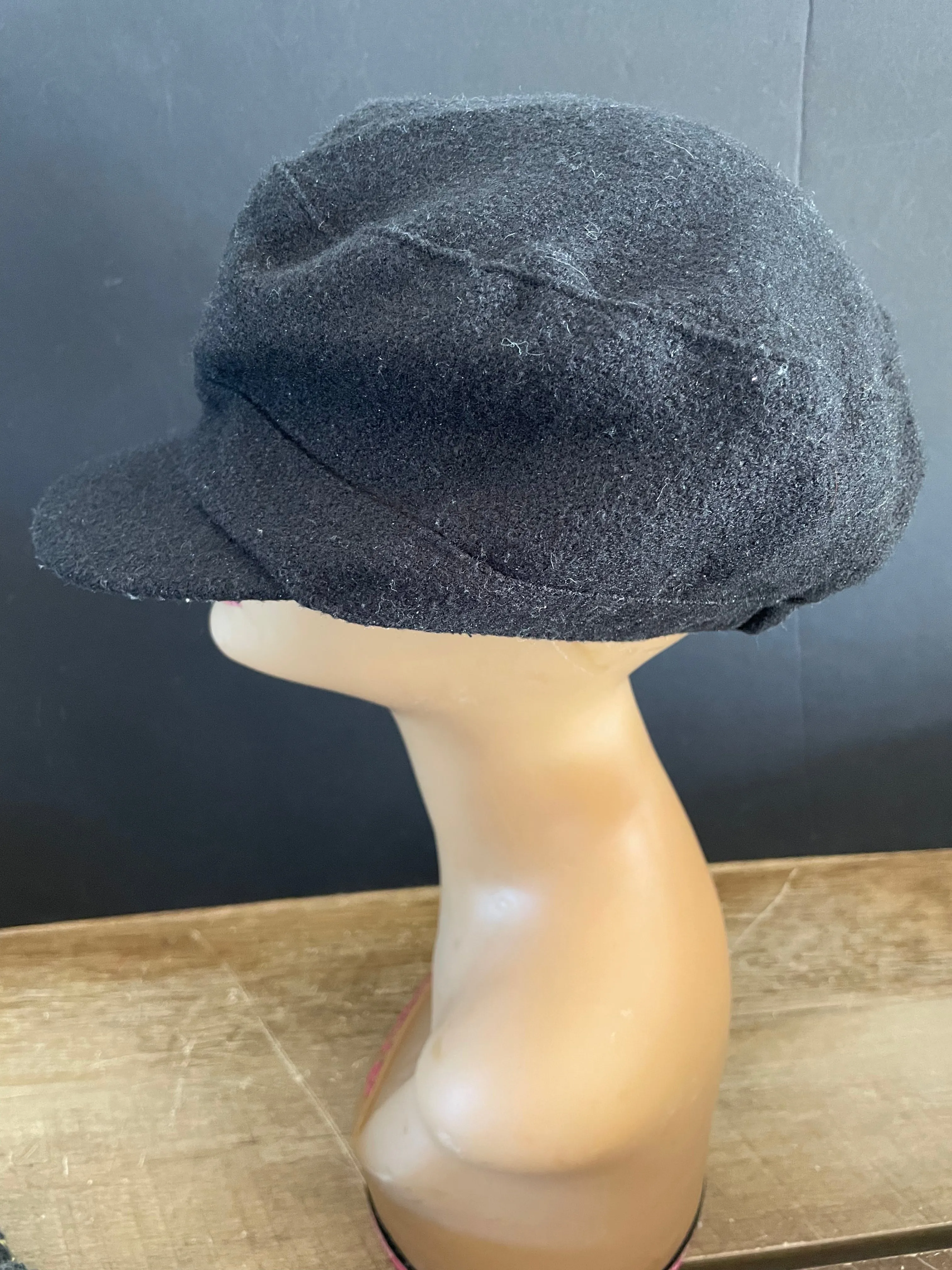 € Womens/Juniors Black Winter Hat Cap with Side Bow & Bill by D&Y One Size Wool Like 100% Acrylic