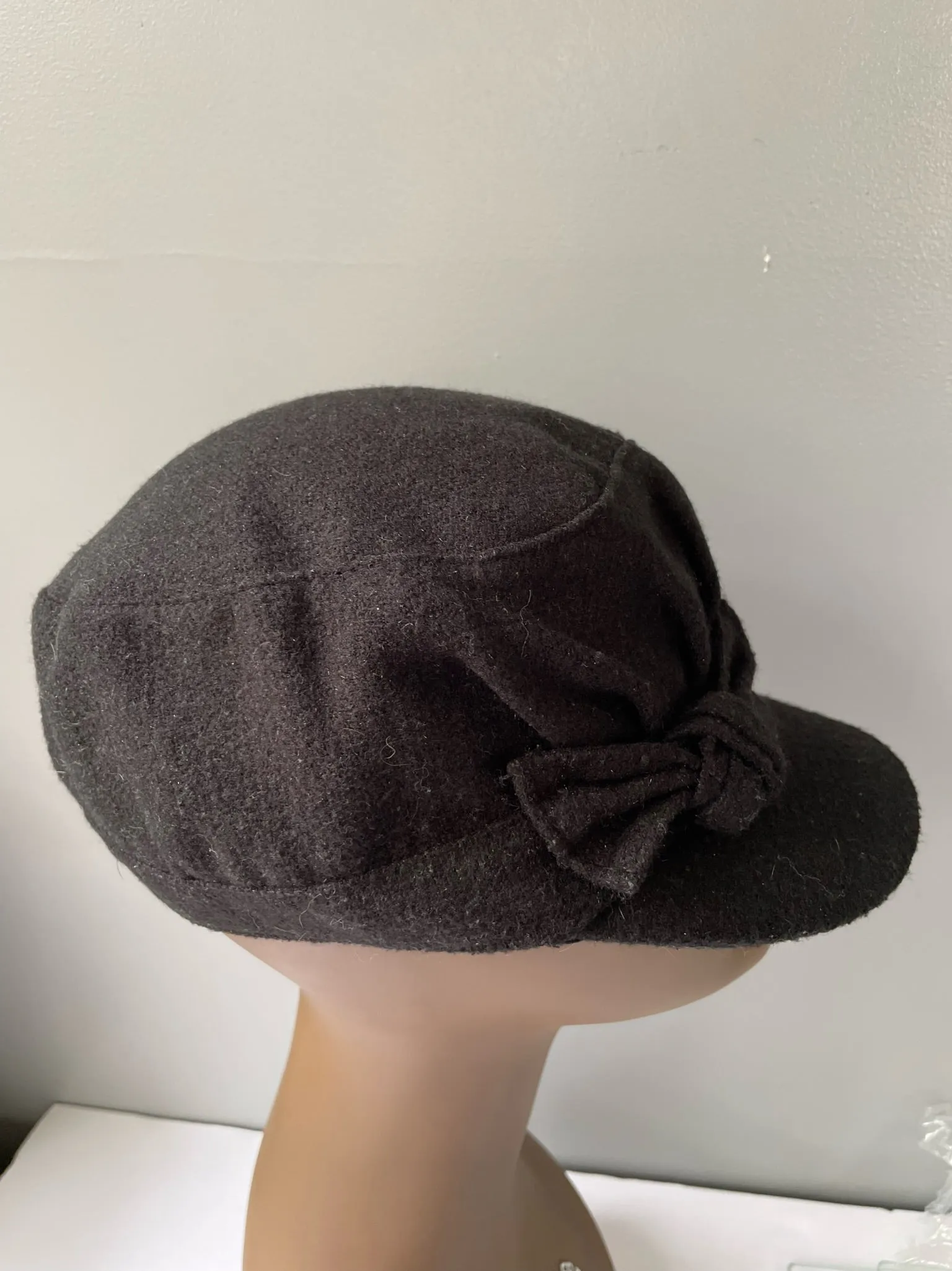 € Womens/Juniors Black Winter Hat Cap with Side Bow & Bill by D&Y One Size Wool Like 100% Acrylic