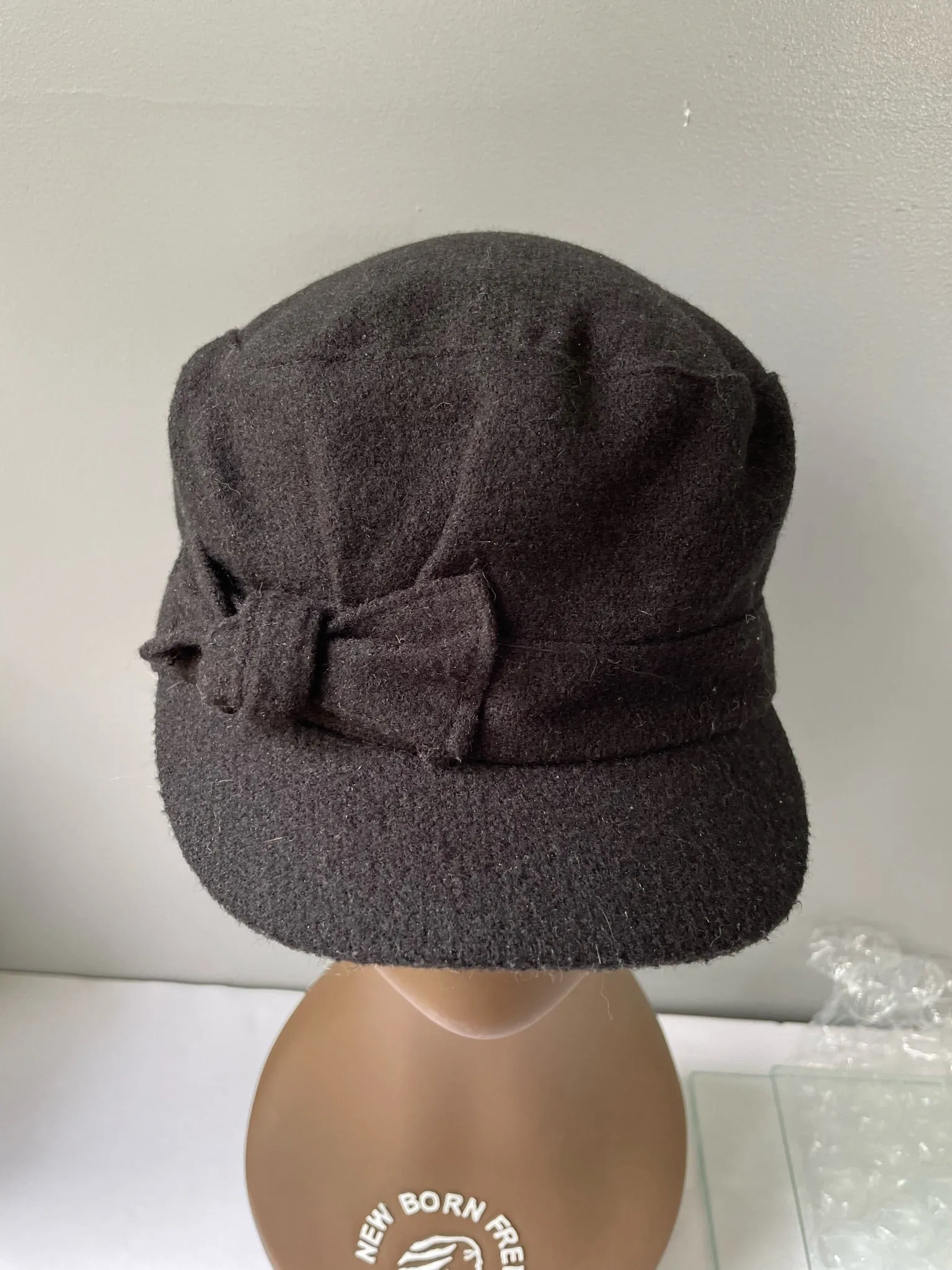 € Womens/Juniors Black Winter Hat Cap with Side Bow & Bill by D&Y One Size Wool Like 100% Acrylic