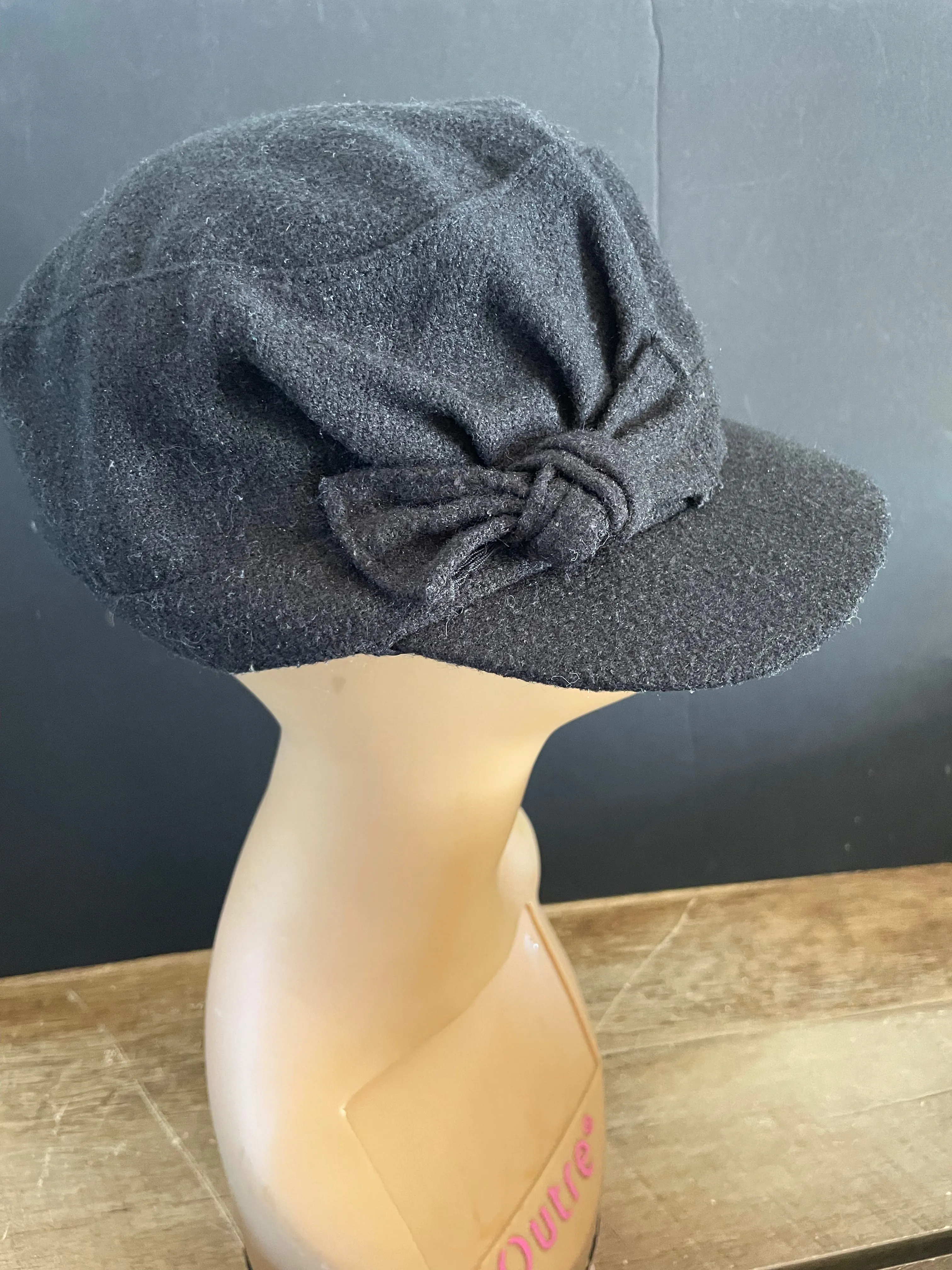 € Womens/Juniors Black Winter Hat Cap with Side Bow & Bill by D&Y One Size Wool Like 100% Acrylic