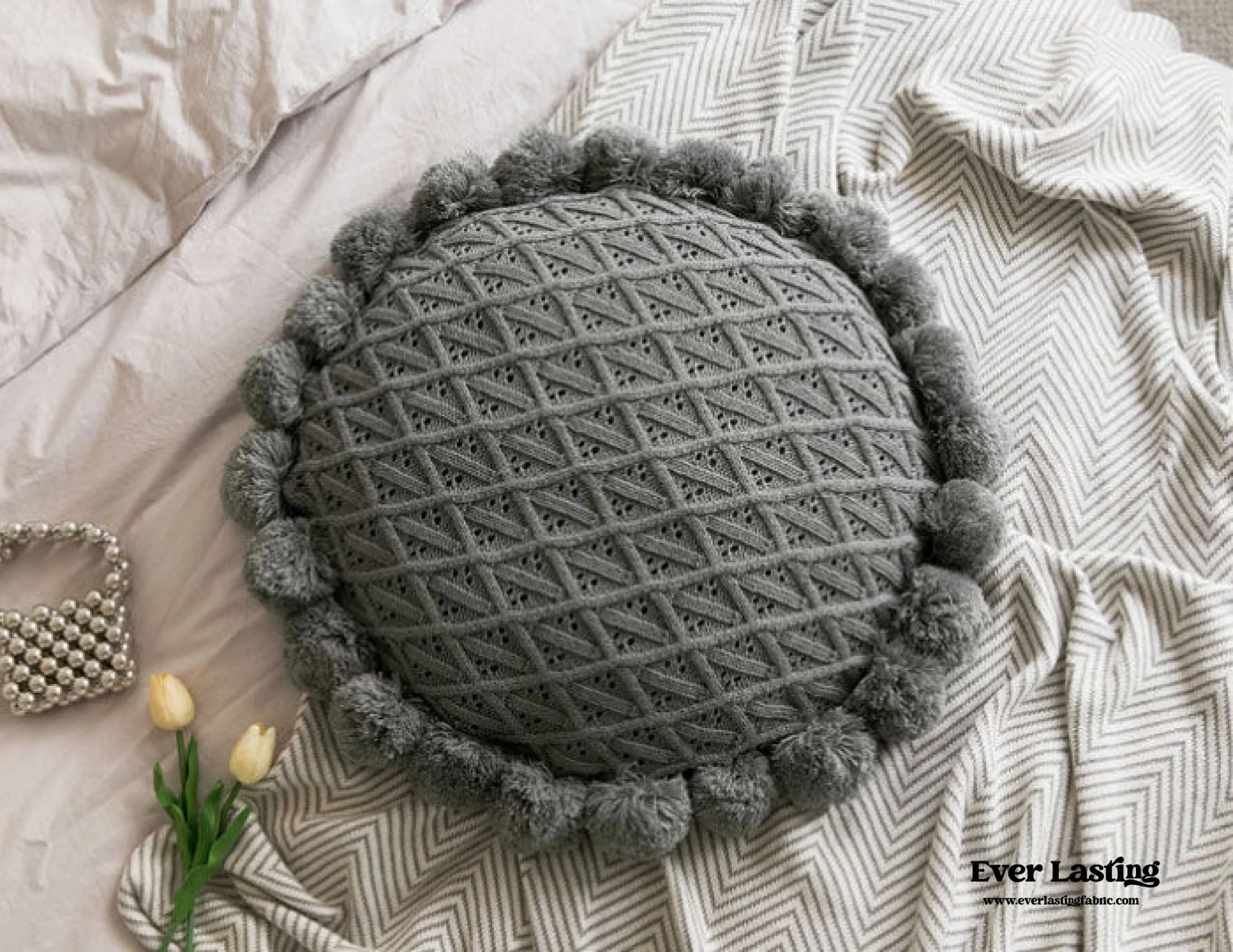 Fuzzy Ball Round Pillow / White