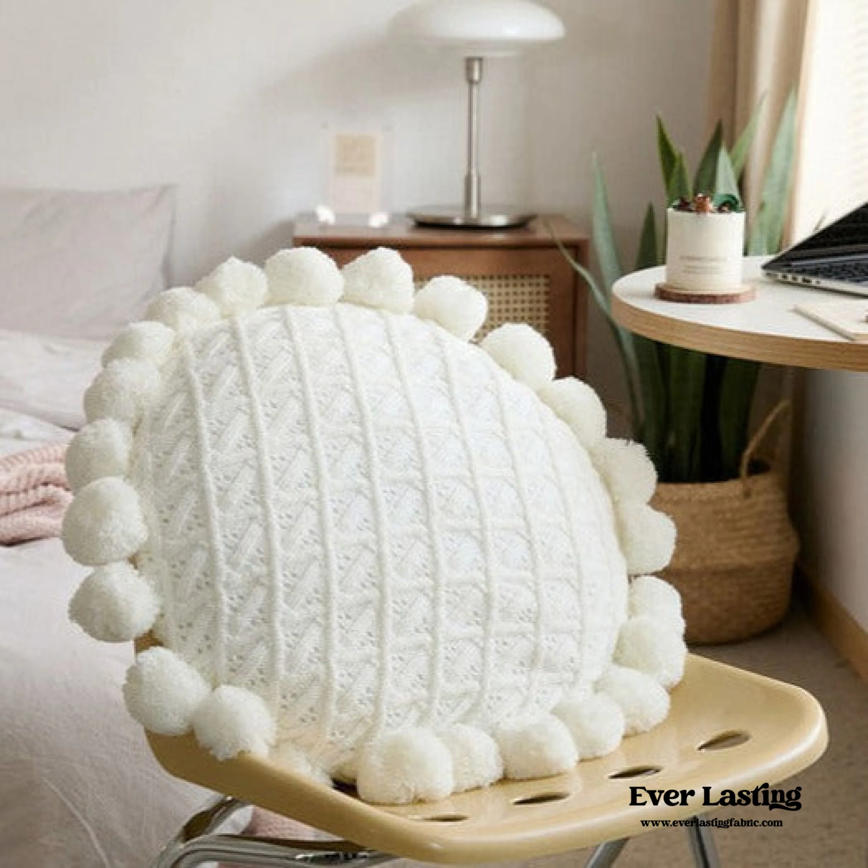 Fuzzy Ball Round Pillow / White