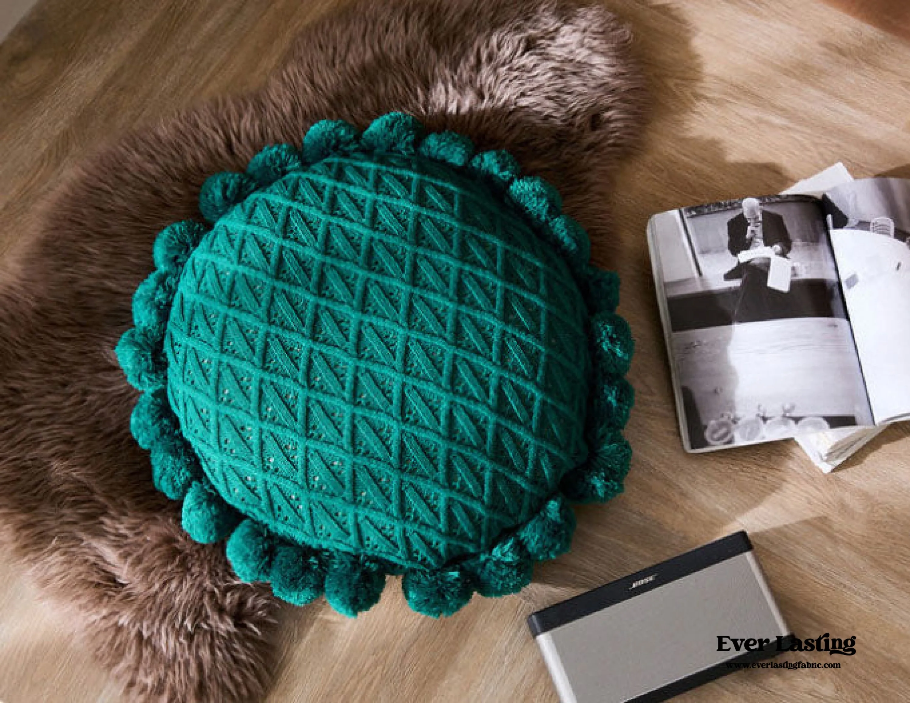 Fuzzy Ball Round Pillow / White