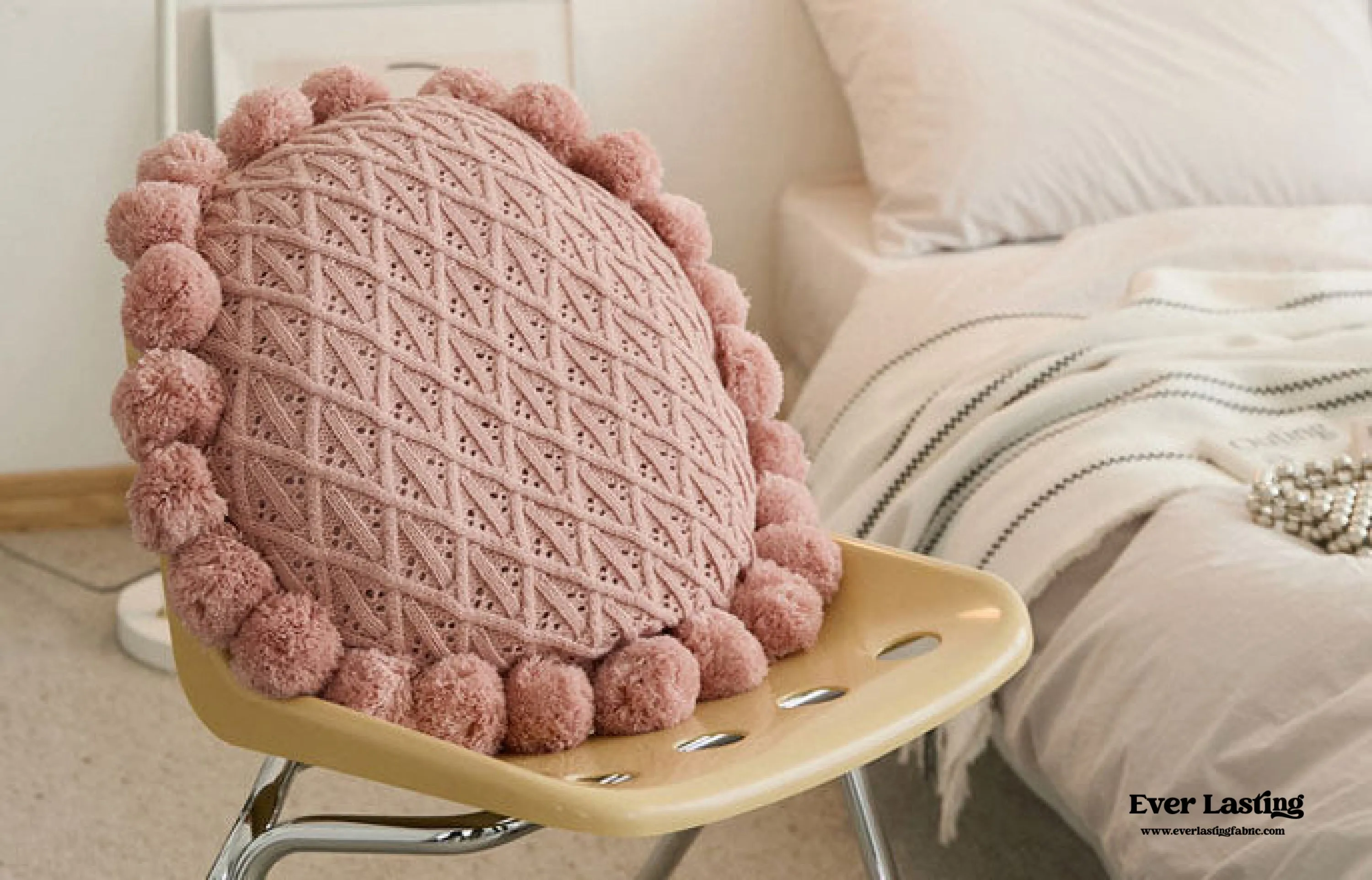 Fuzzy Ball Round Pillow / White