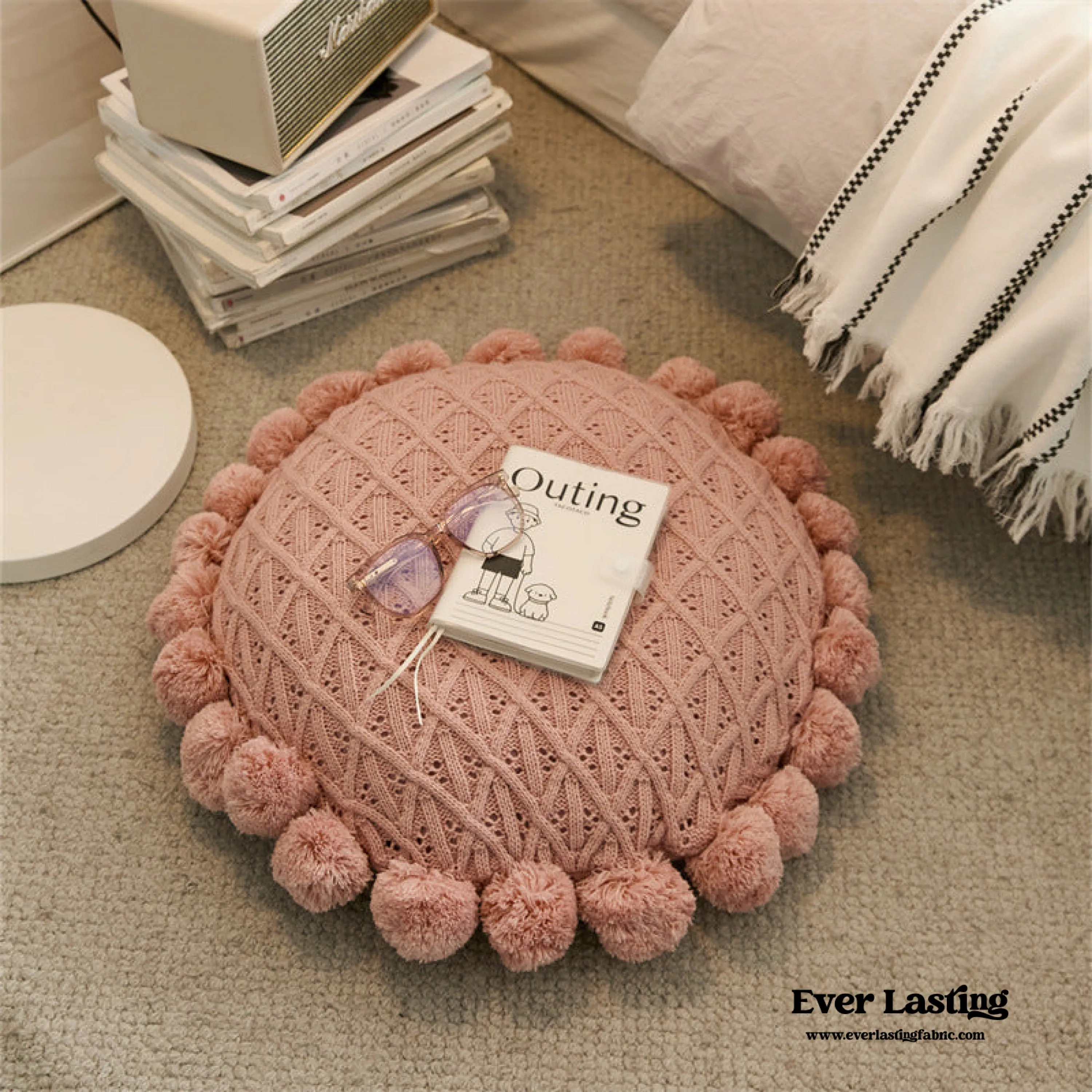 Fuzzy Ball Round Pillow / White